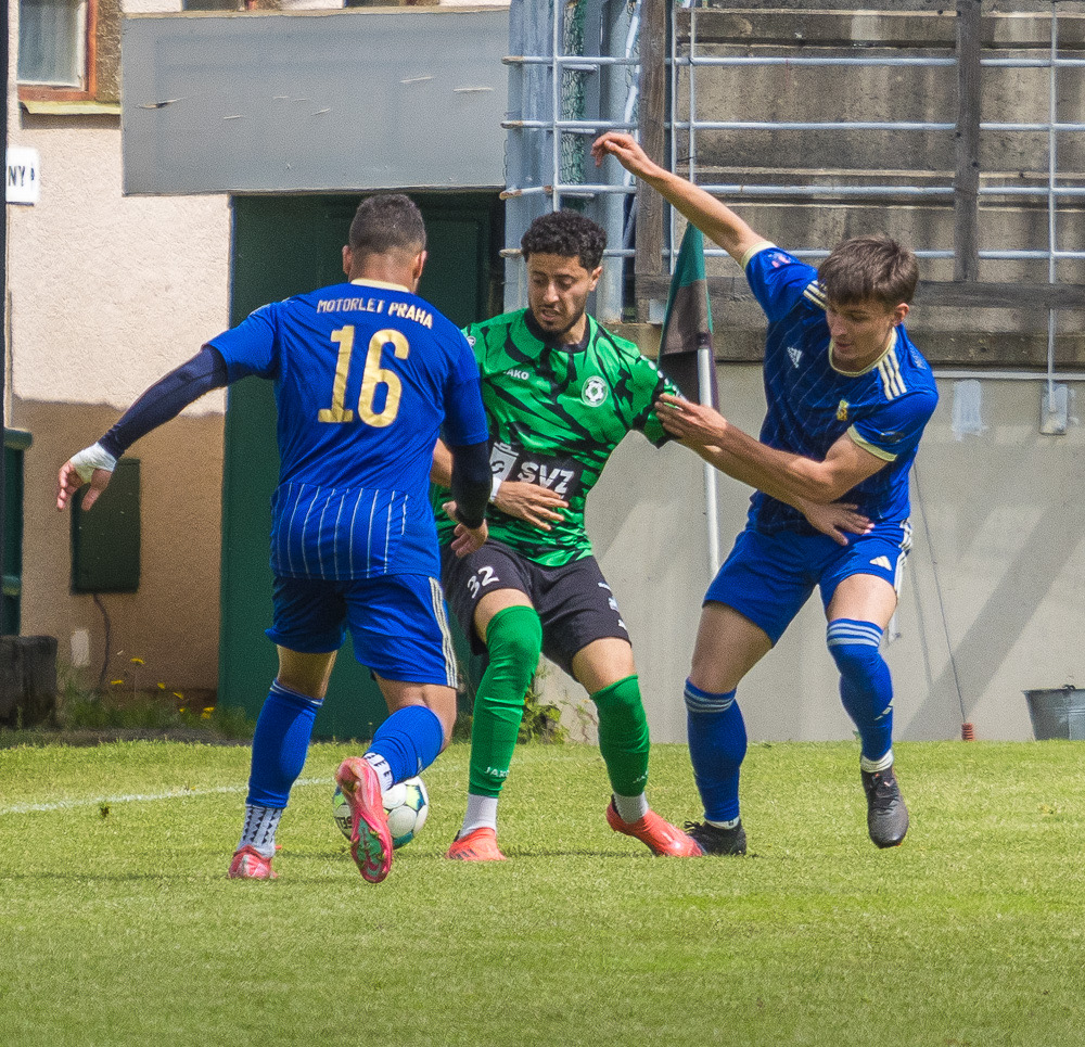 Adel Beggah taking on two defenders